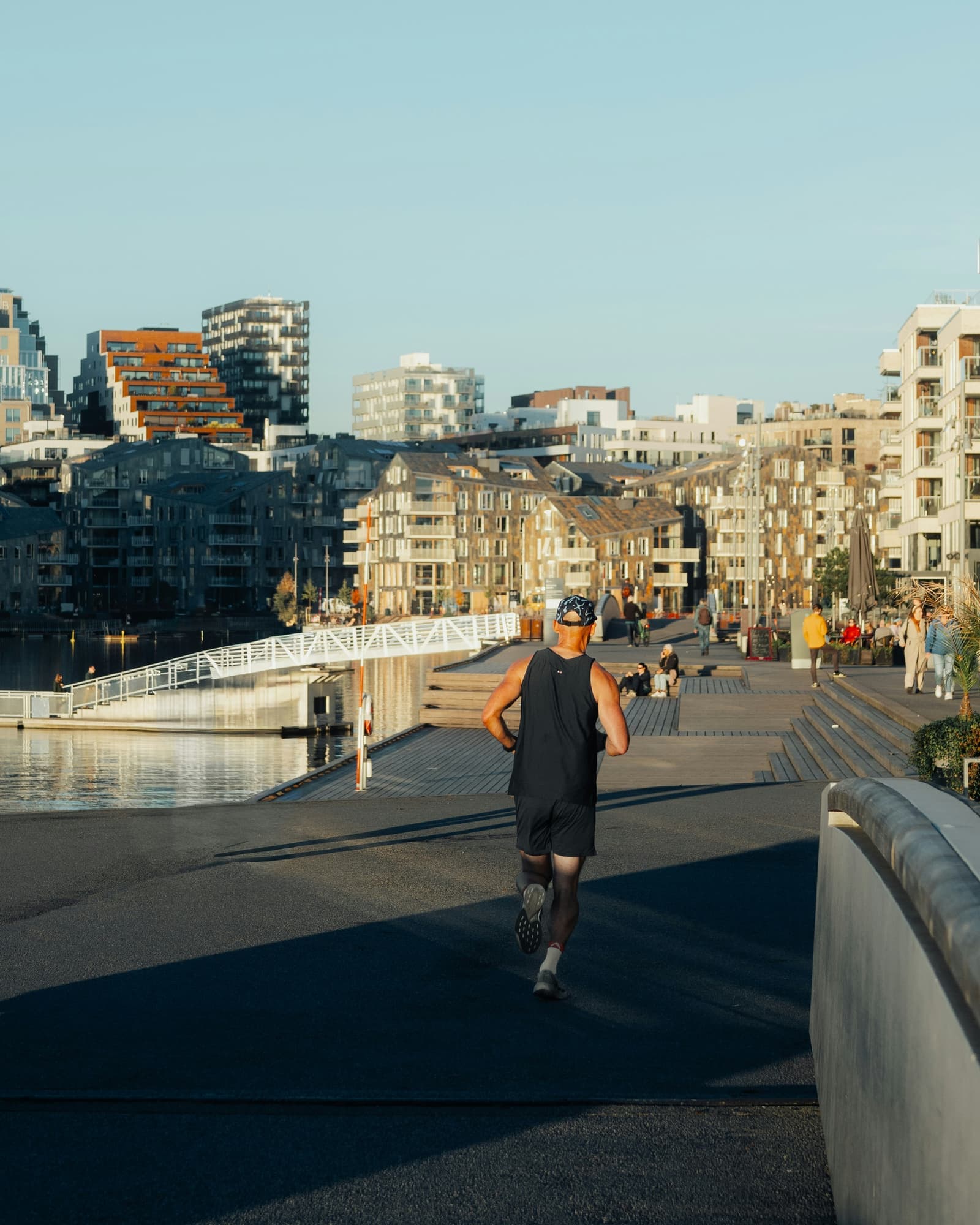 Løper i kveldssol i Bjørvika