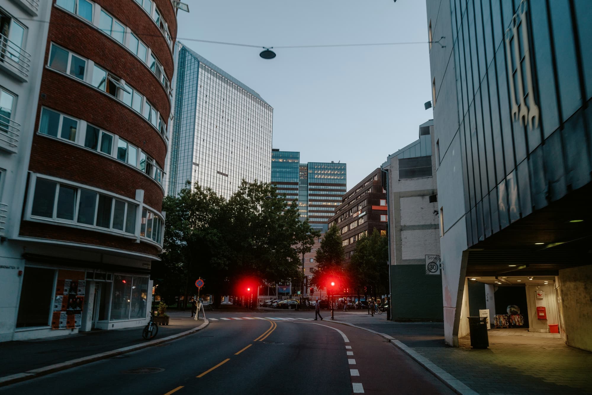 Bygate med rødt lys i sentrum